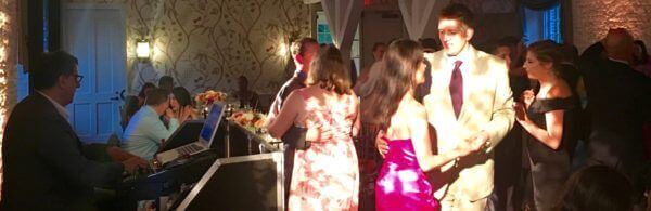 wedding guests dancing to DJ Dave Swirsky Music