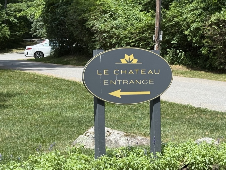 Le Chateau sign