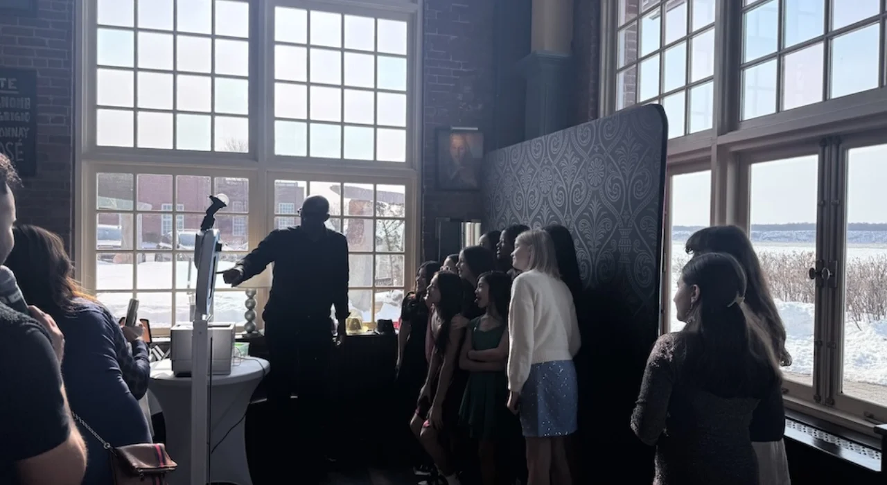 expresswaymusicred hat photo booth